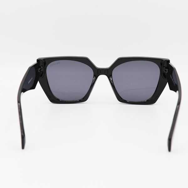 عکس از عینک آفتابی پرادا با فریم مشکی، گربه ای شکل و دسته سه بعدی مدل 2246