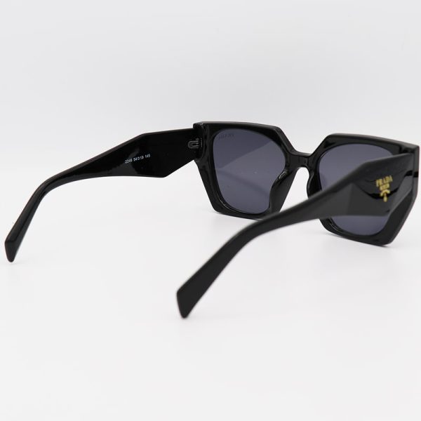 عکس از عینک آفتابی پرادا با فریم مشکی، گربه ای شکل و دسته سه بعدی مدل 2246