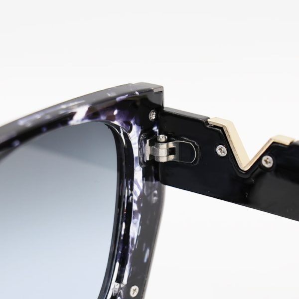 عکس از عینک آفتابی زنانه با فریم رنگ مشکی و لنز سایه روشن دودی برند valentino مدل 9794