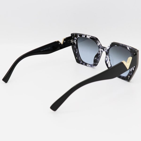 عکس از عینک آفتابی زنانه با فریم رنگ مشکی و لنز سایه روشن دودی برند valentino مدل 9794