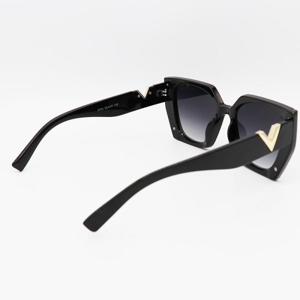 عکس از عینک آفتابی زنانه با فریم رنگ مشکی و لنز سایه روشن و دودی برند ولنتینو مدل 9794