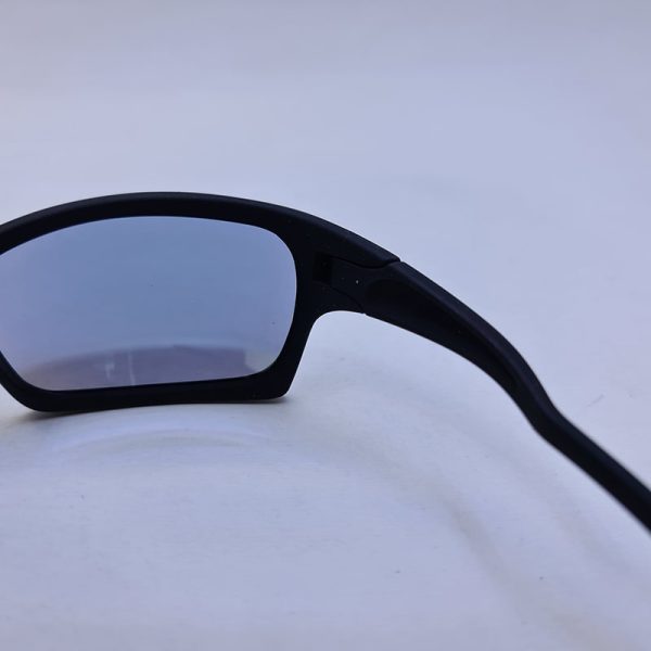 عکس از عینک آفتابی ورزشی با فریم مشکی و قرمز و لنز آینه ای مدل tz5035