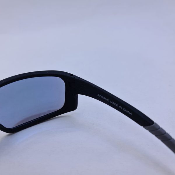 عکس از عینک آفتابی ورزشی با فریم مشکی و لنز آینه ای مدل tz6059