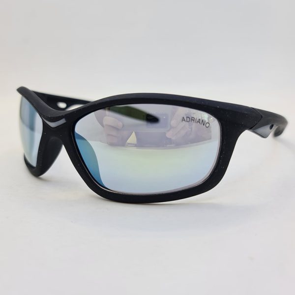 عکس از عینک آفتابی ورزشی با فریم مشکی و لنز آینه ای مدل tz6065