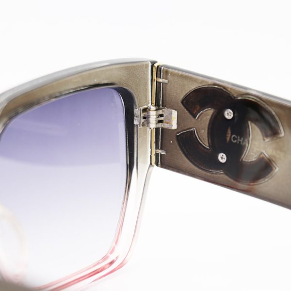 عکس از عینک آفتابی شنل زنانه با فریم مشکی و صورتی رنگ، گربه ای و دسته پهن مدل 0630
