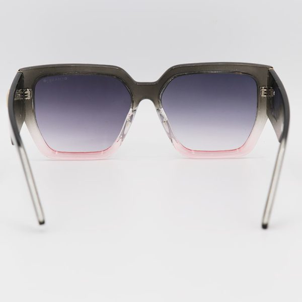 عکس از عینک آفتابی شنل زنانه با فریم مشکی و صورتی رنگ، گربه ای و دسته پهن مدل 0630
