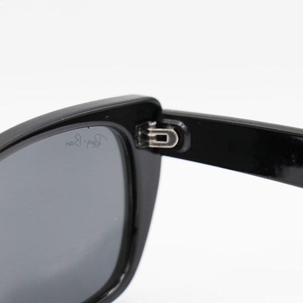 عکس از عینک آفتابی ریبن با فریم مشکی، مستطیلی شکل، لنز دودی و پلاریزه مدل p4029