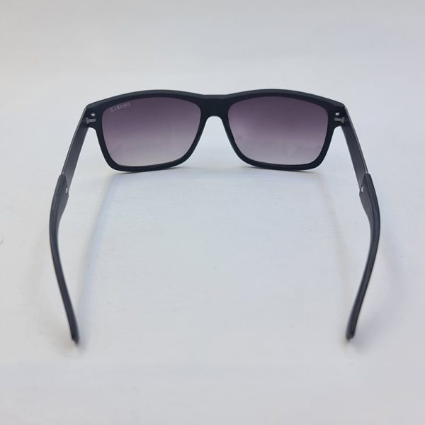 عکس از عینک دودی دیزلز با فریم مشکی مات و لنز دودی هایلایت مدل 98016