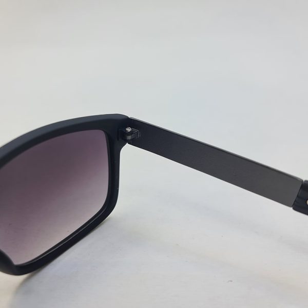 عکس از عینک دودی دیزلز با فریم مشکی مات و لنز دودی هایلایت مدل 98016