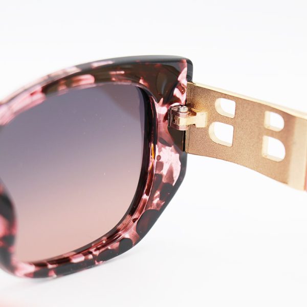 عکس از عینک آفتابی زنانه باربری با فریم مشکی، لنز پلرایزد و دسته کالباسی مدل p2232