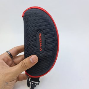 عکس از قاب عینک هارد مشکی و قرمز رنگ، زیپی و قلاب دار مدل 992049
