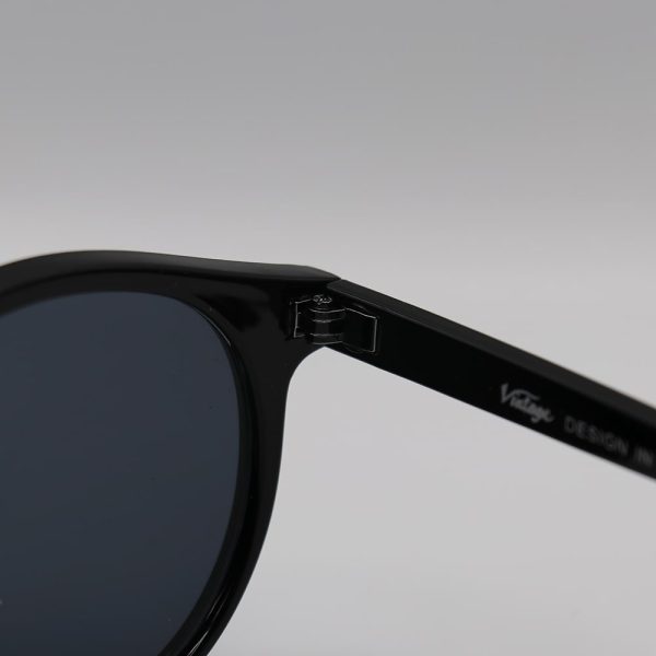 عکس از عینک آفتابی با فریم گرد، مشکی رنگ و لنز دودی تیره وینتیج مدل z3289