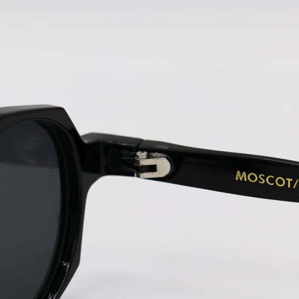عکس از عینک آفتابی گرد با فریم مشکی رنگ، طرح دار و لنز دودی تیره موسکات مدل 65014