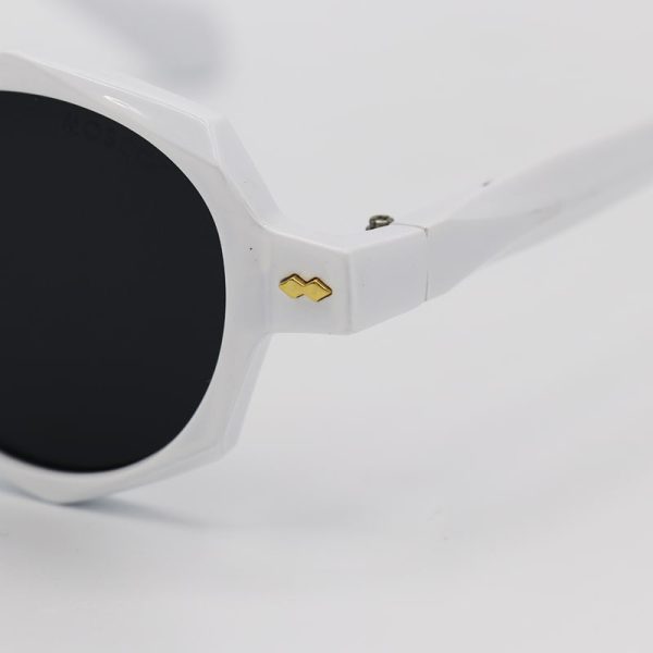 عکس از عینک آفتابی گرد با فریم سفید رنگ، طرح دار و لنز دودی تیره موسکات مدل 65014