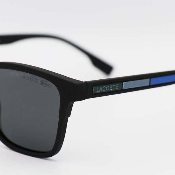 عکس از عینک دودی پلاریزه لاگوست با فریم مشکی، مربعی کوچک و لنز پلاریزه مدل p21061