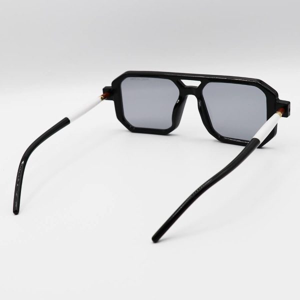 عکس از عینک آفتابی مارک جیکوبز با فریم مشکی رنگ، مربعی شکل، دسته مدادی و لنز دودی تیره مدل 8709