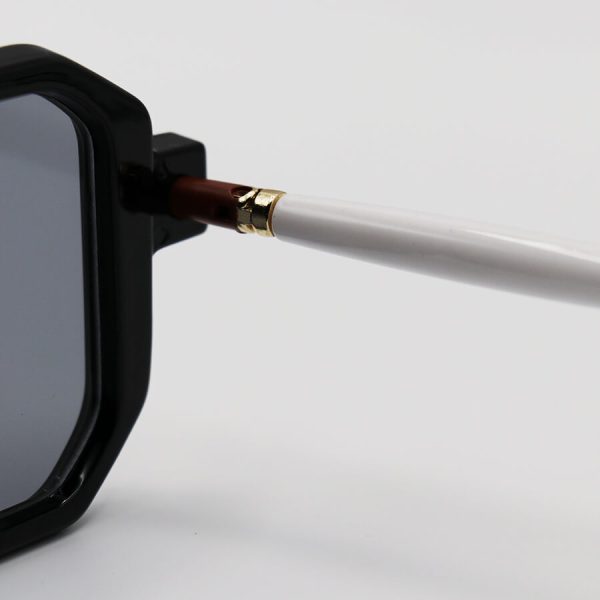 عکس از عینک آفتابی مارک جیکوبز با فریم مشکی رنگ، مربعی شکل، دسته مدادی و لنز دودی تیره مدل 8709