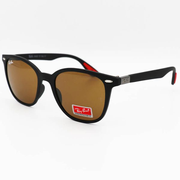 عکس از عینک آفتابی ریبن با فریم مشکی، مربعی شکل و لنز قهوه ای رنگ و سنگ مدل m035