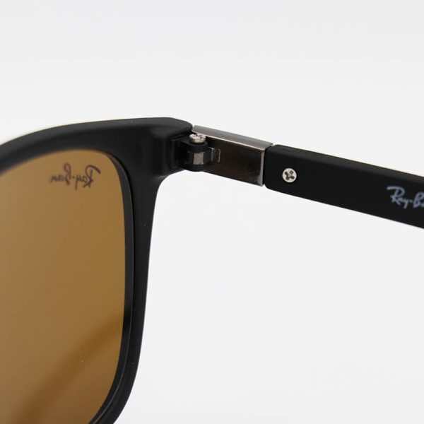 عکس از عینک آفتابی ریبن با فریم مشکی، مربعی شکل و لنز قهوه ای رنگ و سنگ مدل m035