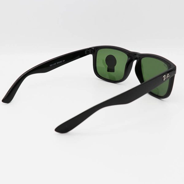 عکس از عینک آفتابی مربعی شکل، مشکی براق و لنز شیشه ای و رنگ سبز برند ری بن مدل 4165