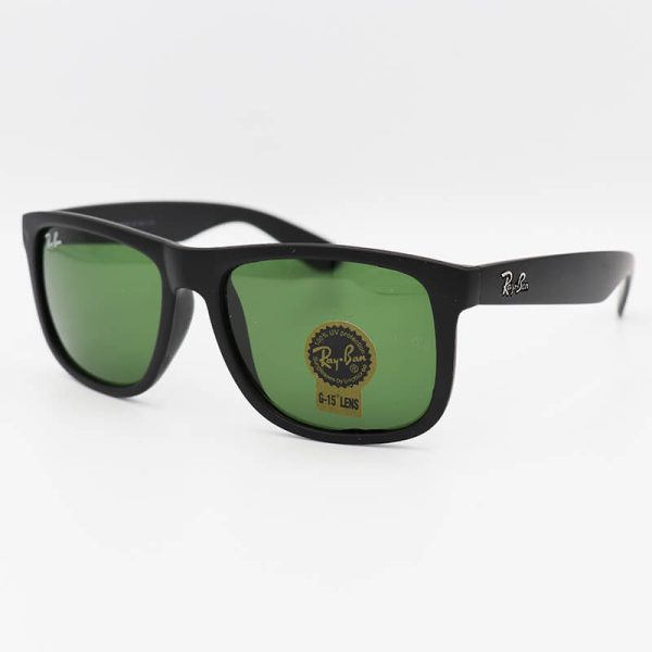 عکس از عینک آفتابی مربعی شکل، مشکی مات و لنز سنگ و رنگ سبز برند ری بن مدل 4165