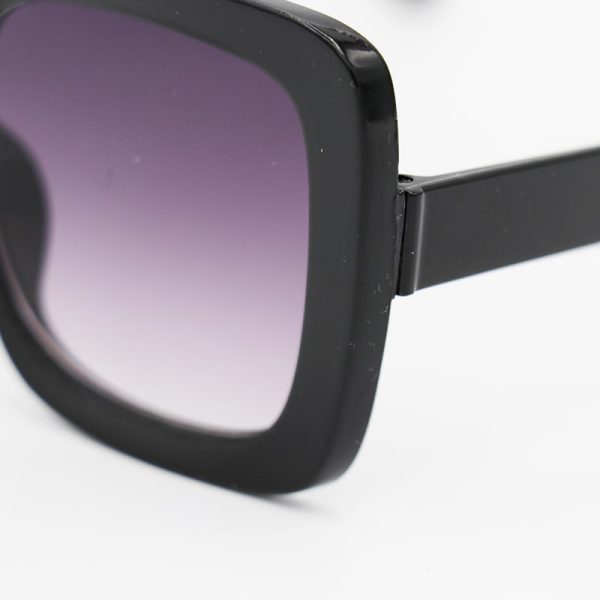 عکس از عینک آفتابی بچه‌گانه با فریم مربعی شکل، مشکی رنگ و عدسی تیره مدل dk5