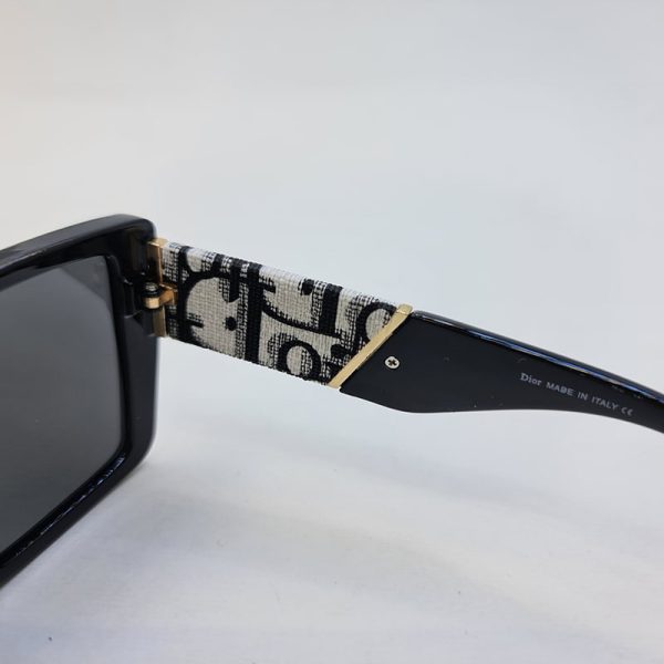 عکس از عینک آفتابی پلار دیور با فریم مشکی رنگ با دسته پهن طرح دار مدل p1820