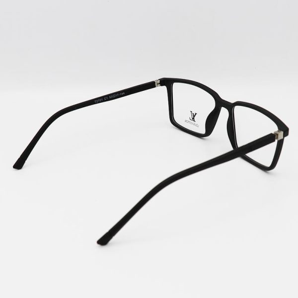 عکس از عینک طبی tr-90 با فریم مشکی، مربعی شکل و دسته فنری مدل t2701