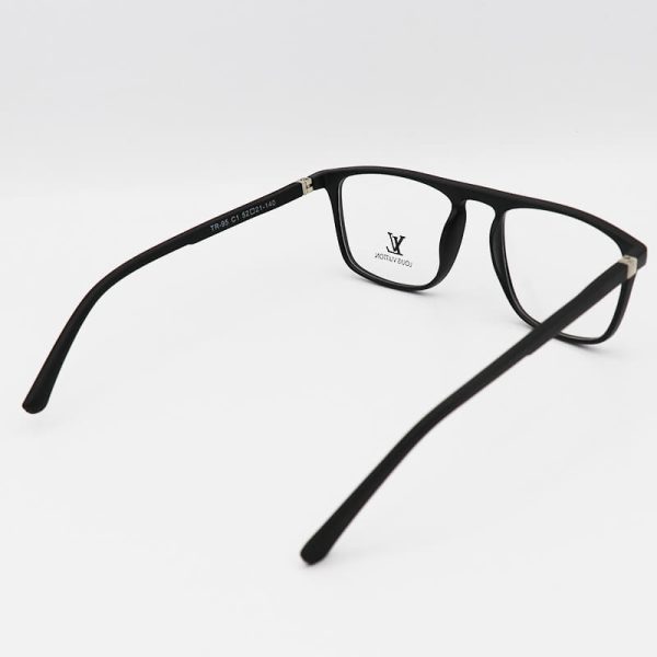 عکس از عینک طبی مربعی شکل با فریم مشکی رنگ، تی آر 90 و دسته فنری مدل tr95