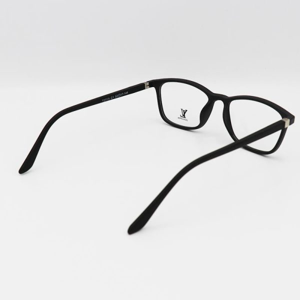 عکس از عینک طبی با فریم مشکی رنگ، مستطیلی شکل، تی آر 90 و دسته فنری مدل t2715
