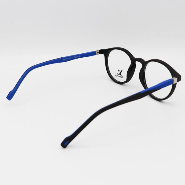 عکس از عینک طبی تی آر 90 با فریم مشکی رنگ، گرد و دسته فنری و آبی مدل tr77