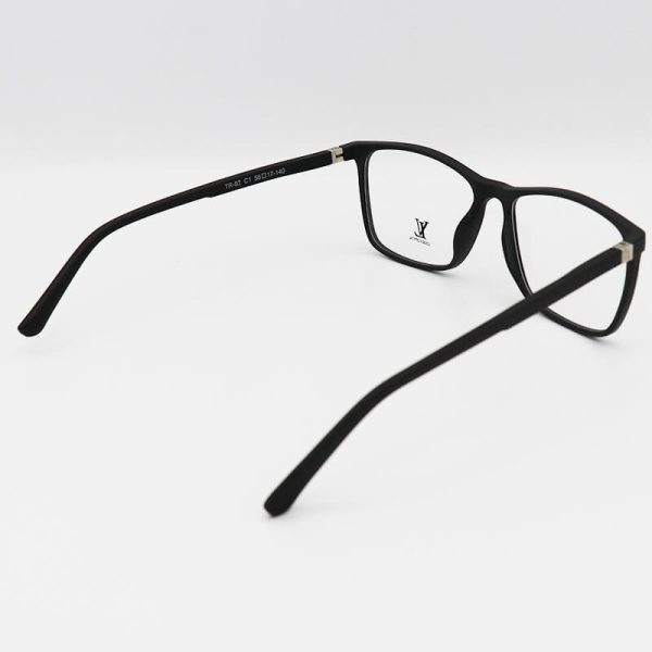 عکس از عینک طبی تی آر 90 با فریم مشکی، مربعی شکل و دسته فنری مدل tr92