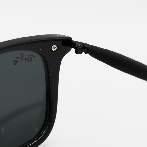 عکس از عینک آفتابی ویفرر با فریم مشکی رنگ و لنز شیشه‌ای و دودی تیره ray-ban مدل 2148