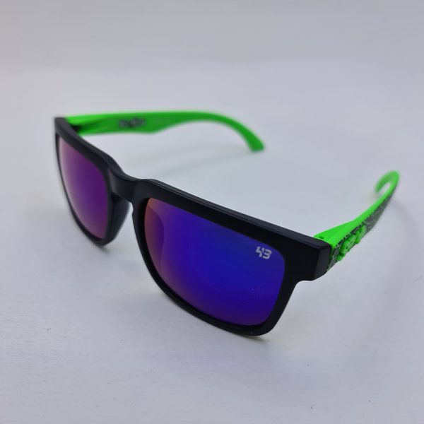 عکس از عینک آفتابی ساحلی 43 با فریم مشکی، دسته سبز و لنز آینه ای مدل spy+