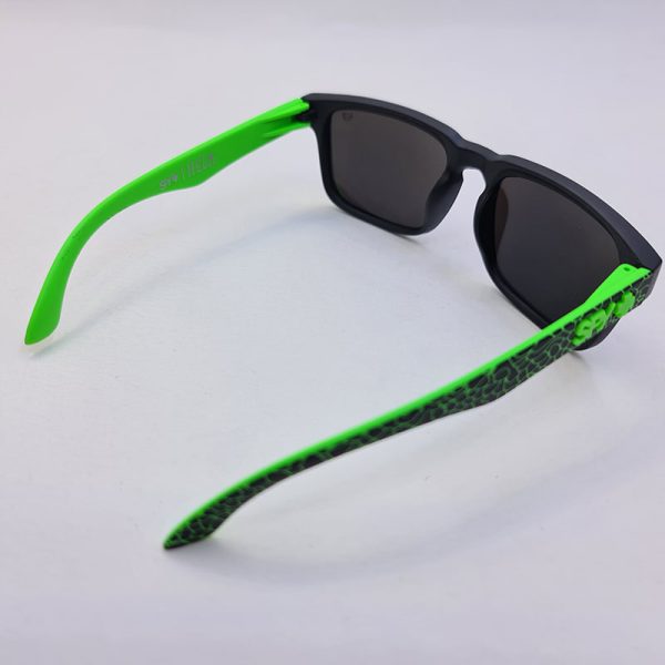 عکس از عینک آفتابی ساحلی 43 با فریم مشکی، دسته سبز و لنز آینه ای مدل spy+