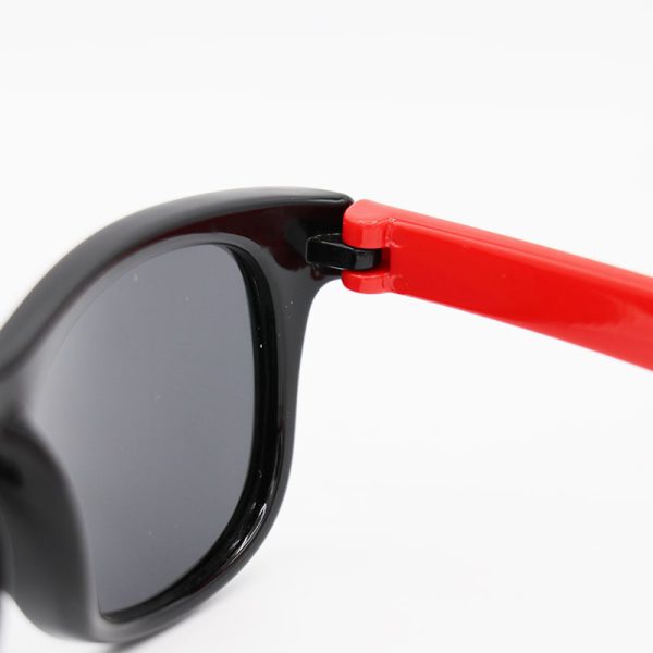 عکس از عینک آفتابی پلاریزه بچگانه با فریم مشکی رنگ و دسته قرمز مدل p5042