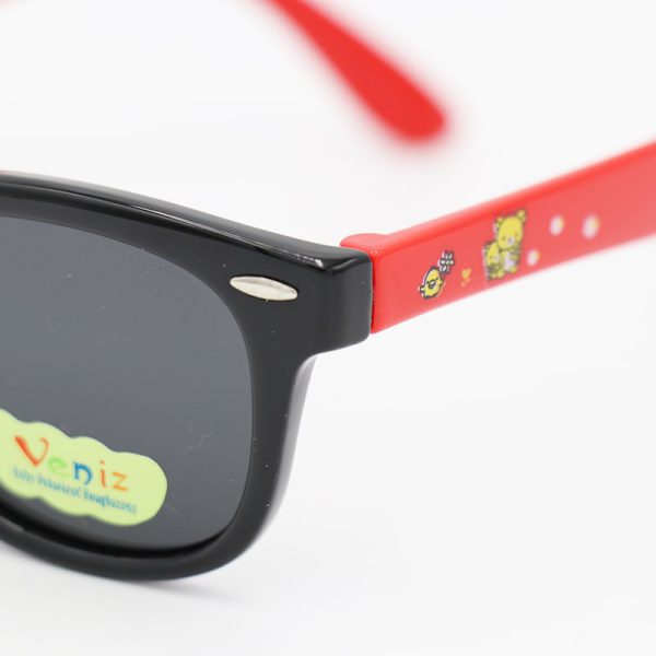عکس از عینک آفتابی پلاریزه بچگانه با فریم مشکی رنگ و دسته قرمز مدل p5042
