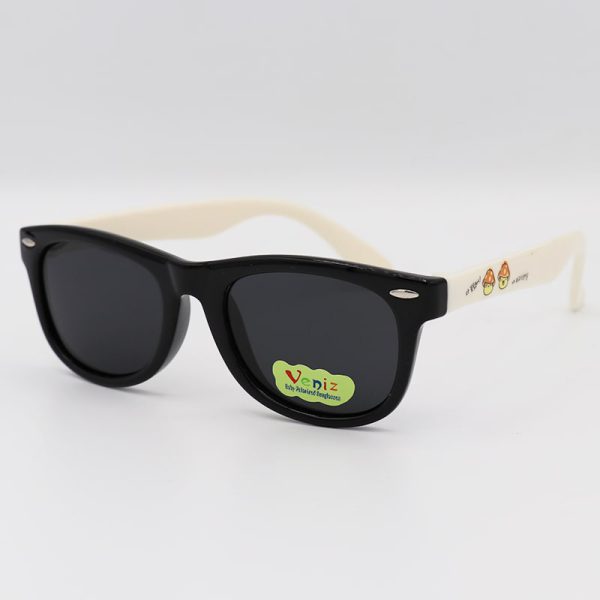 عکس از عینک آفتابی پلاریزه بچگانه با فریم مشکی رنگ و دسته سفید مدل p5042