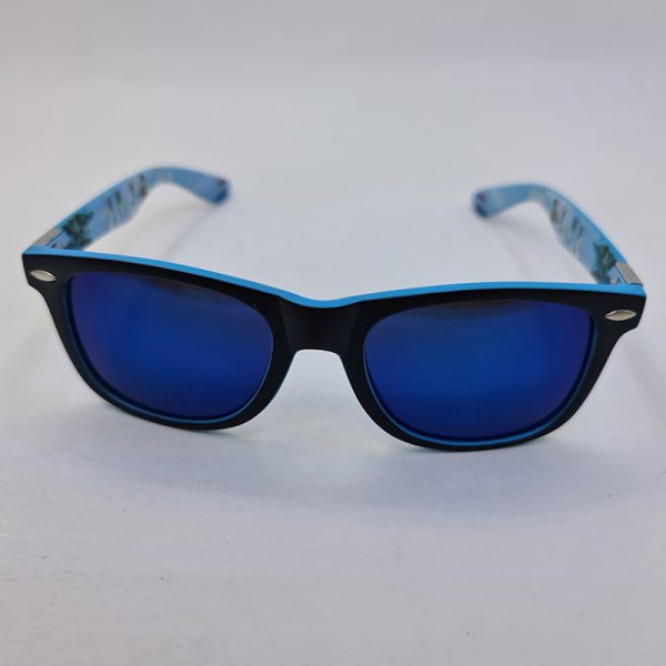 عکس از عینک آفتابی ساحلی با فریم ویفرر، آبی و مشکی و لنز آینه ای مدل 5205