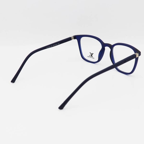 عکس از عینک طبی تی آر 90 با فریم سورمه ای، مربعی شکل و دسته فنری مدل t2705