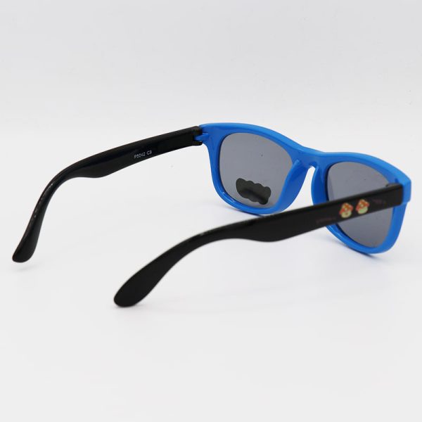 عکس از عینک آفتابی پلاریزه بچه‌گانه با فریم آبی رنگ و دسته مشکی مدل p5042