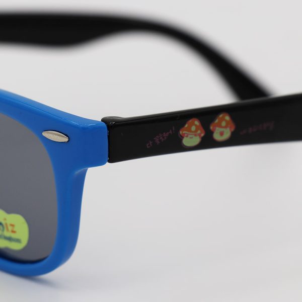 عکس از عینک آفتابی پلاریزه بچه‌گانه با فریم آبی رنگ و دسته مشکی مدل p5042