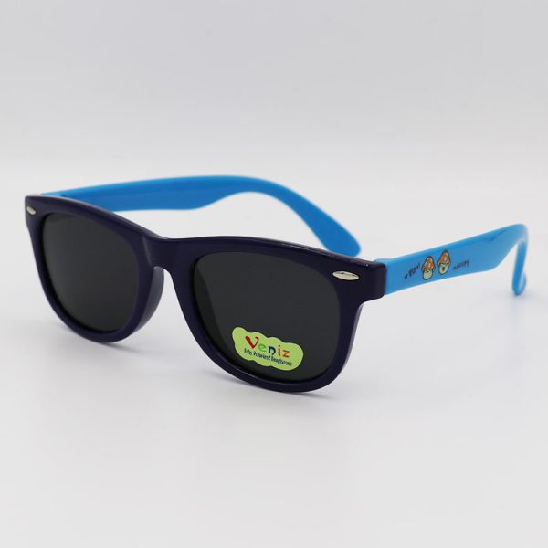 عکس از عینک آفتابی پلاریزه بچه‌گانه با فریم سرمه ای رنگ و دسته آبی مدل p5042