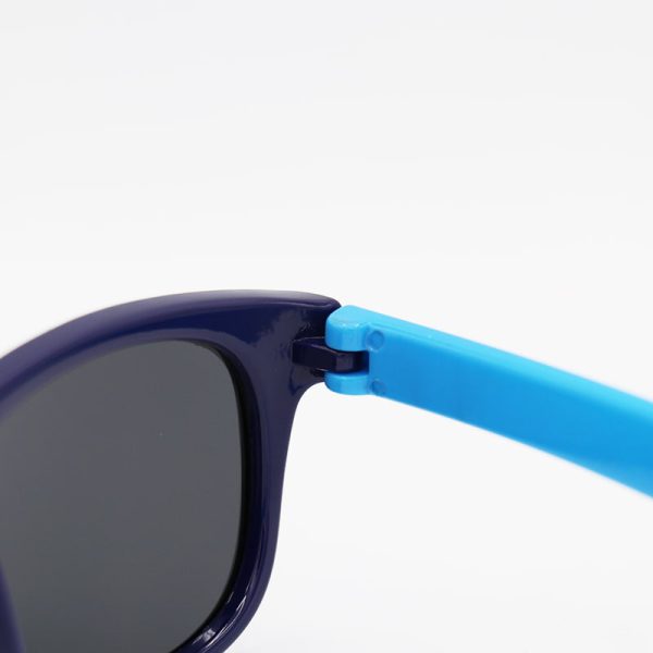 عکس از عینک آفتابی پلاریزه بچه‌گانه با فریم سرمه ای رنگ و دسته آبی مدل p5042