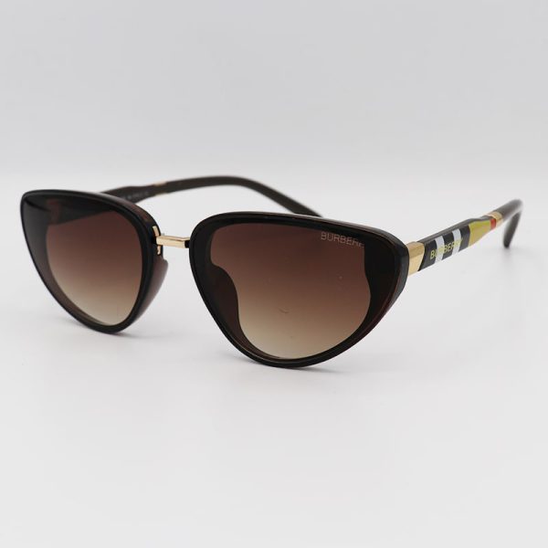 عکس از عینک آفتابی زنانه گربه‌ای شکل با فریم قهوه ای رنگ و لنز قهوه‌ای هایلایت مدل d23014
