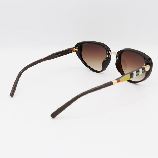 عکس از عینک آفتابی زنانه گربه‌ای شکل با فریم قهوه ای رنگ و لنز قهوه‌ای هایلایت مدل d23014