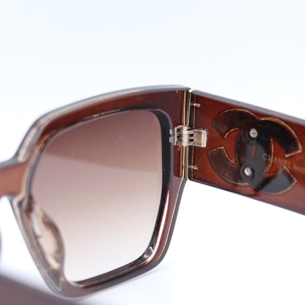 عکس از عینک آفتابی شنل زنانه با فریم قهوه ای رنگ، گربه ای و دسته پهن مدل 0630