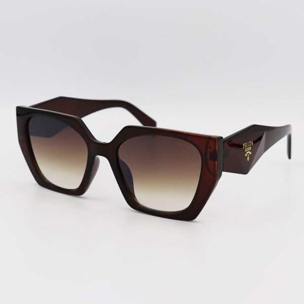 عکس از عینک آفتابی پرادا با فریم قهوه ای، گربه ای شکل و لنز هایلایت مدل 2246