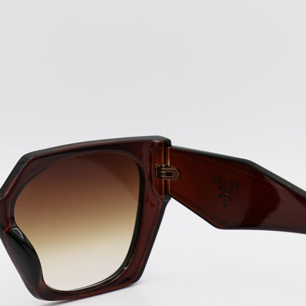 عکس از عینک آفتابی پرادا با فریم قهوه ای، گربه ای شکل و لنز هایلایت مدل 2246