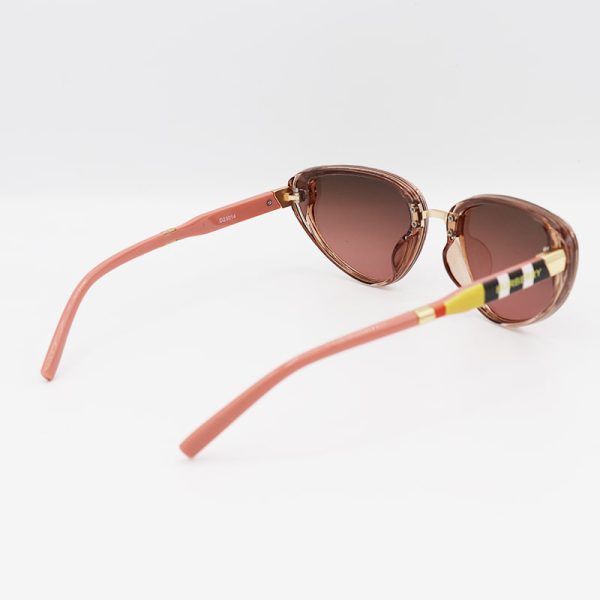عکس از عینک آفتابی زنانه گربه‌ای شکل با فریم قهوه ای رنگ و دسته صورتی مدل d23014